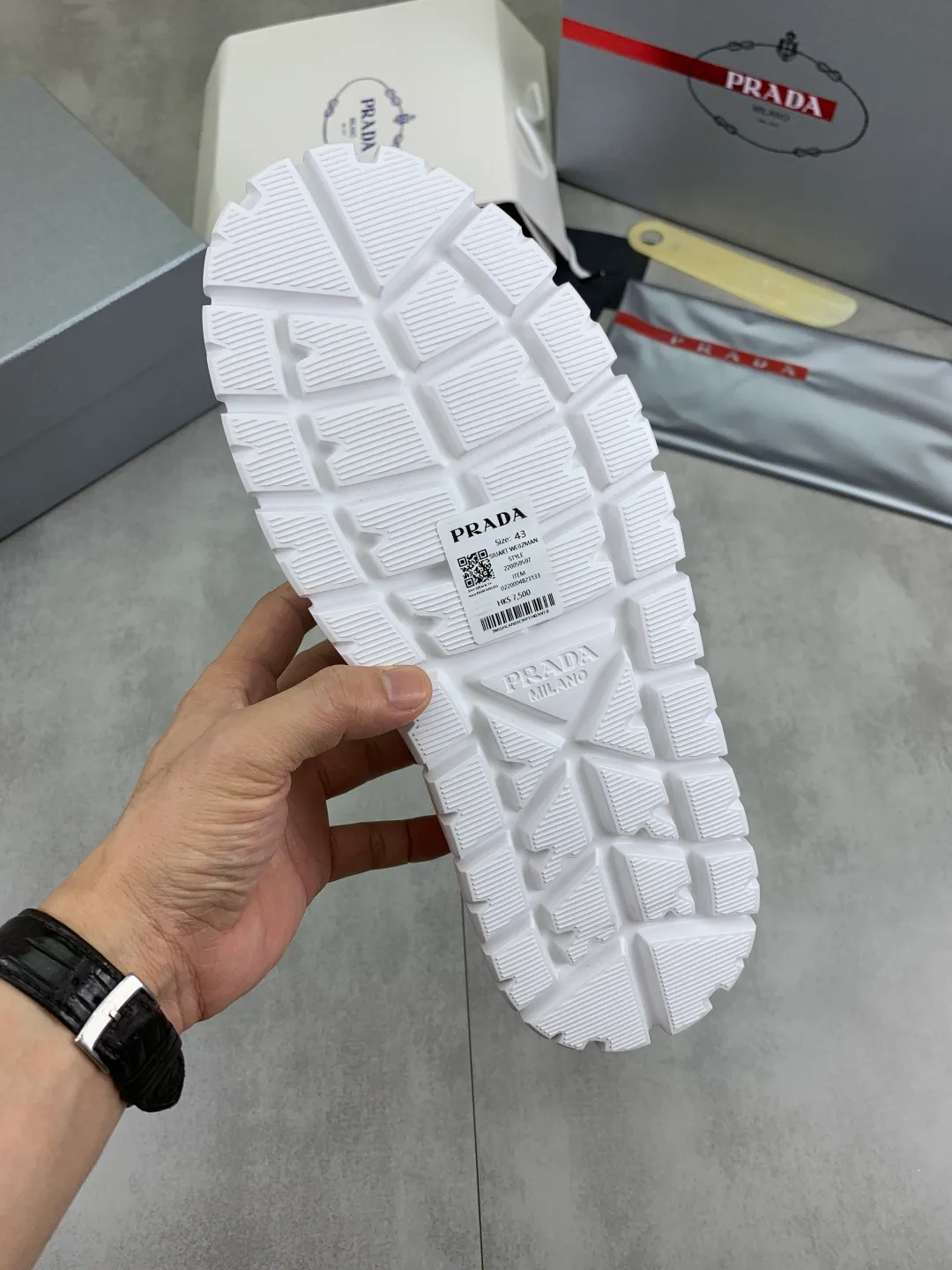 Men's shoes 💰P600💰 [New style] Flying weave series (summer must-have) is now available on the official website, 🆘 Trendy brand (Prada) mainly promotes popular models, avant-garde and versatile fashionable men's shoes, private version mold opening, cowhide surface splicing 1:1.. Fashionable and simple, original imported cowhide and cowhide leather feet; the atmosphere and personality are more fashionable, eye-catching and pursuing class. It will subvert the old idea and be a must-have for fashion trendsetters with you! Must keep it for yourself! High-end comfort and low-end, high-end quality workmanship. Size: 38-45 4️⃣colors available.